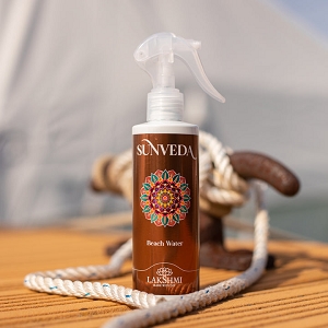 Beach Water - è la Beach Water Spray, l’acqua solare idratante rinfrescante all’Aloe e Althea. Contiene un mix di sostanze benefiche idratanti, lenitive, rinfrescanti come Aloe Vera, Althea, Malva e Glicerina vegetale.