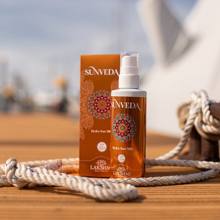 Hydra Sun Milk SPF 50 - La sicurezza di una protezione 50+, la praticità di uno spray. Hydra Sun Milk 50+, grazie alla sua texture fluida e alla confezione spray, si nebulizza facilmente e si asciuga velocemente. Particolarmente indicato per pelli delicate e chiare e sensibili