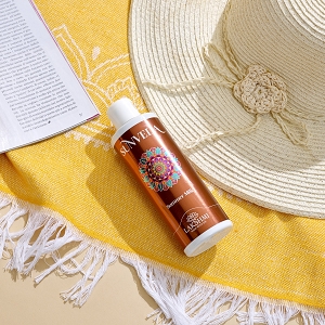 Sunveda Summer Milk - Pre e Post abbronzatura alla Carota e Calendula - Pre e Post abbronzatura alla Carota e Calendula è un latte lenitivo e idratante, che attenua gli arrossamenti causati dal sole, aiuta a mantenere l’abbronzatura più a lungo e agevola la rigenerazione cutanea