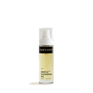 GENTLE CLEANSING OIL - La pelle viene delicatamente e accuratamente pulita e liberata dai resti del trucco